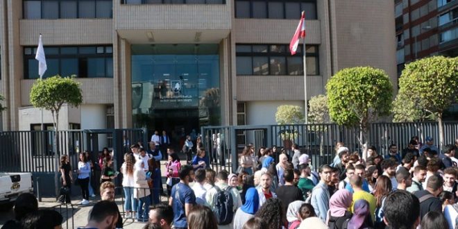 بالفيديو.. وقفة احتجاجية لطلاب “بيروت العربية” رفضاً “لدولرة” الأقساط