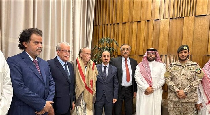 بالفيديو.. وصول شقيق هادي منصور للرياض ضمن صفقة تبادل الأسرى