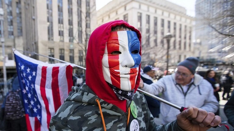 بالفيديو: لحظة اعتقال ترامب واحتشاد مناصريه