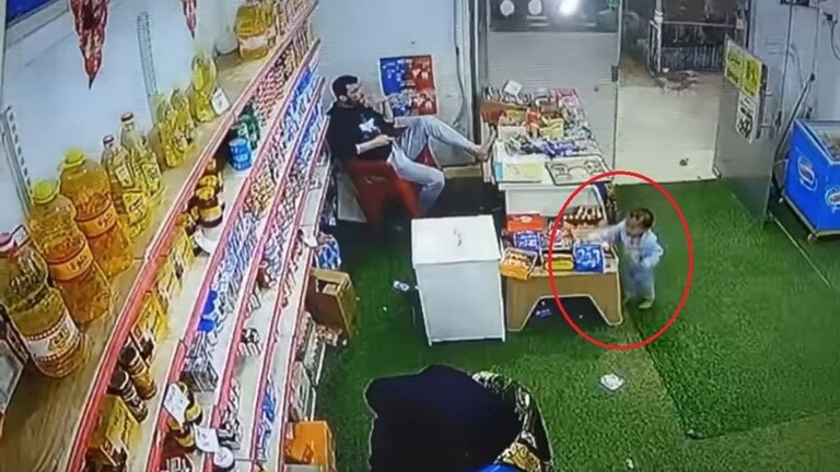 بالفيديو: طفل يسطو على سوبر ماركت ويسرق “بسكويت”