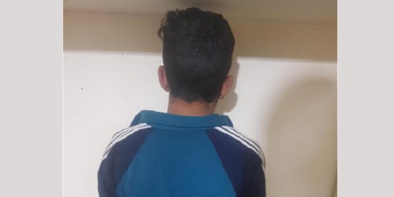 ينام في محال تجارية ليسرقها.. ثم يخرج كزبون