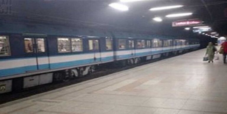 شاب يلقي بنفسه أمام قطار في القاهرة