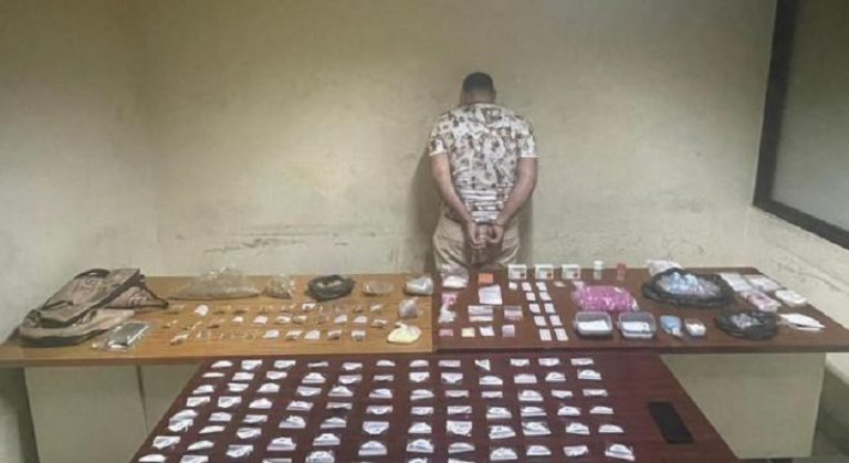 يوضب وزوجته المخدرات بمنزلهما في طريق المطار