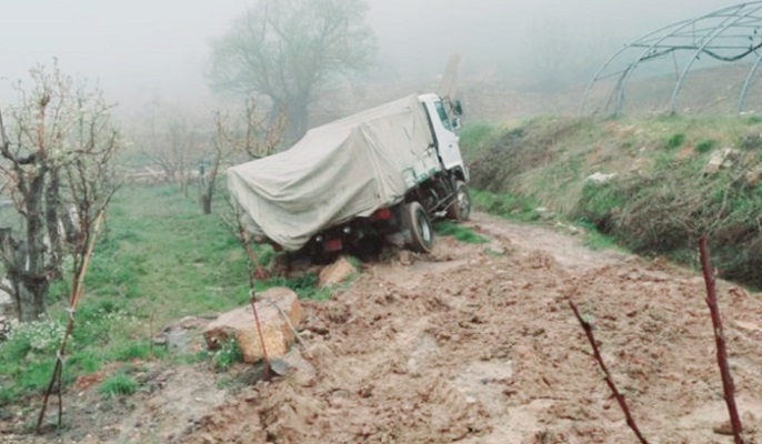 إنزلاق “بيك آب” بسبب غزارة الامطار
