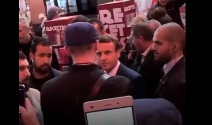 بالفيديو.. ماكرون يتعرض للرشق بالبيض في جبهته