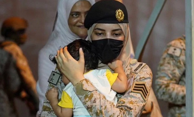 بالفيديو.. هكذا خطفت مجندة سعودية قلوب الناشطين على وسائل التواصل