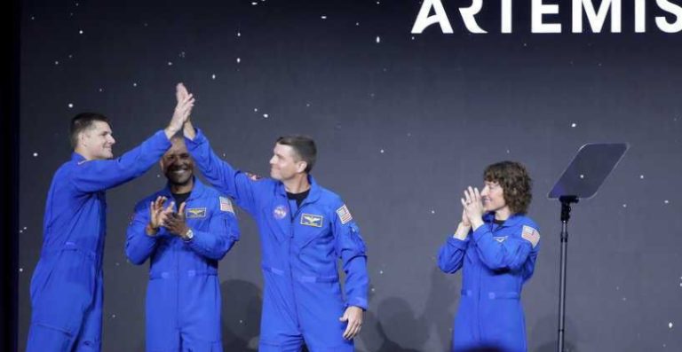 ناسا تكشف هويات رواد الفضاء المُحلقين إلى القمر
