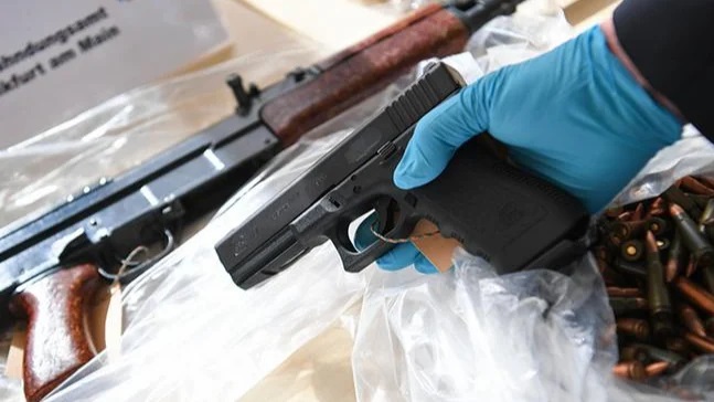 لتأمين “الفريش”.. بيع بنادق “الحرب اللبنانية”!