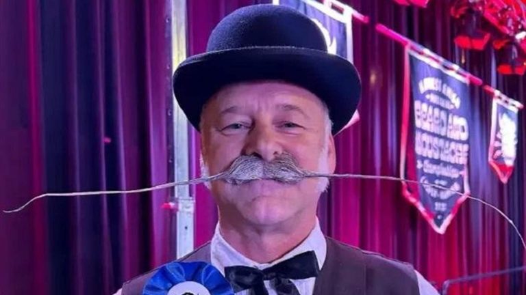 رجل بـ”أطول شارب” يحقق رقماً قياسياً في “غينيس”