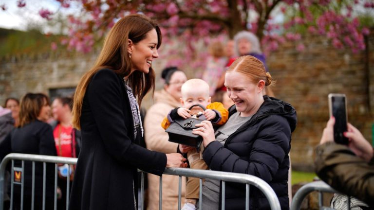 بالفيديو: حادثة طريفة جداً.. طفل ينتزع حقيبة يد الأميرة كيت!