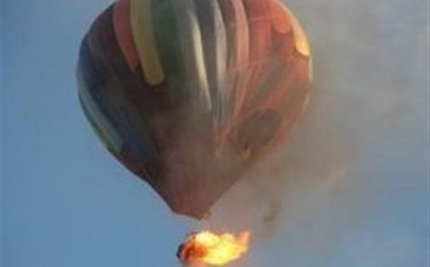 بالفيديو.. مصرع شخصين بحريق منطاد في المكسيك