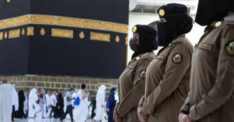 بالفيديو: لأول مرة.. دوريات أمنية نسائية تشارك بتنظيم العمرة