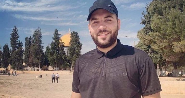 بالفيديو: شهيد فلسطيني على باب المسجد الأقصى