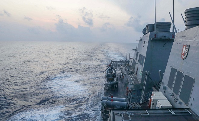 مدمرة أميركية تشق طريقها في مياه بحر الصين.. وبكين تندد