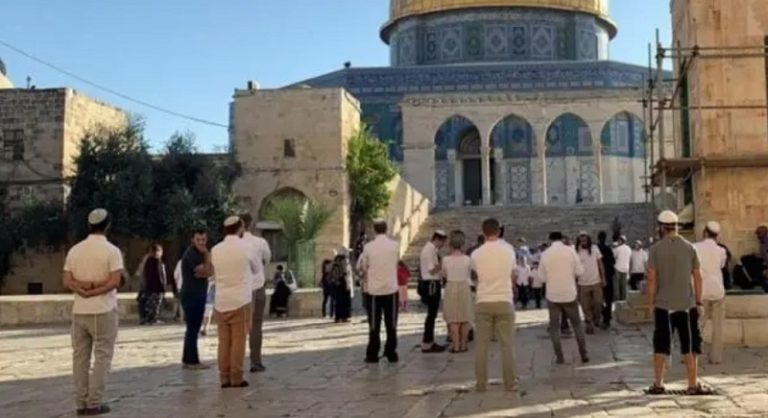 عشرات المستعمرين يقتحمون “الأقصى” (فيديو)