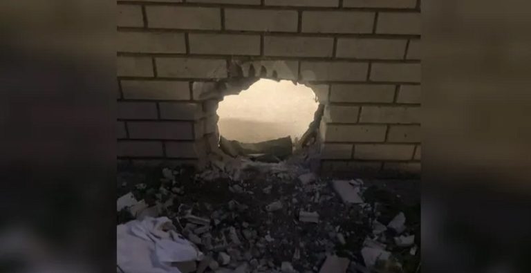 سجينان حفرا نفقاً بفرشاة أسنان وهربا