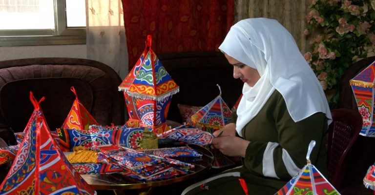 شابة تصنع فوانيس رمضان لتعيل أسرتها