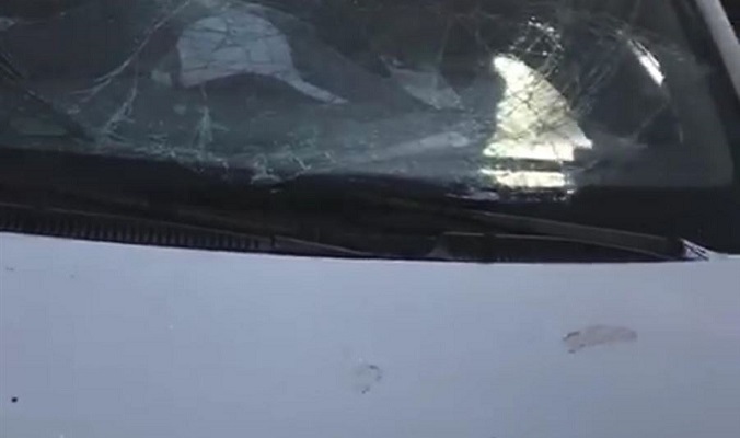 شبان يعتدون على سيارة تحمل لوحة سورية في التبانة