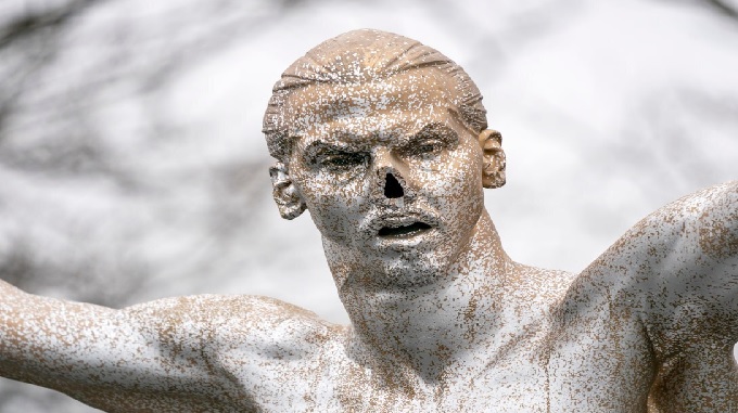 بالصور.. مجهولون يعرضون أنف تمثال اللاعب زلاتان إبراهيموفيتش للبيع بـ120 ألف دولار