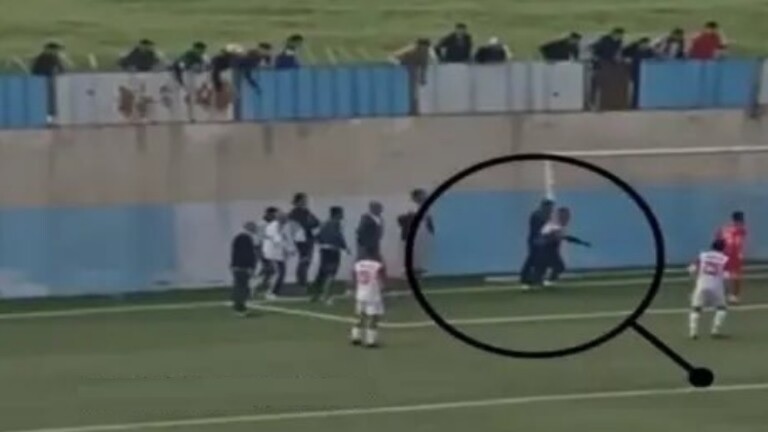 بالفيديو.. اقتحموا الملعب وساهموا بتسجيل فريقهم لهدف