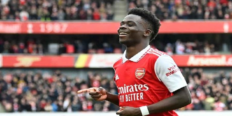 لاعب الارسنال ساكا يعتذر.. ما السبب؟