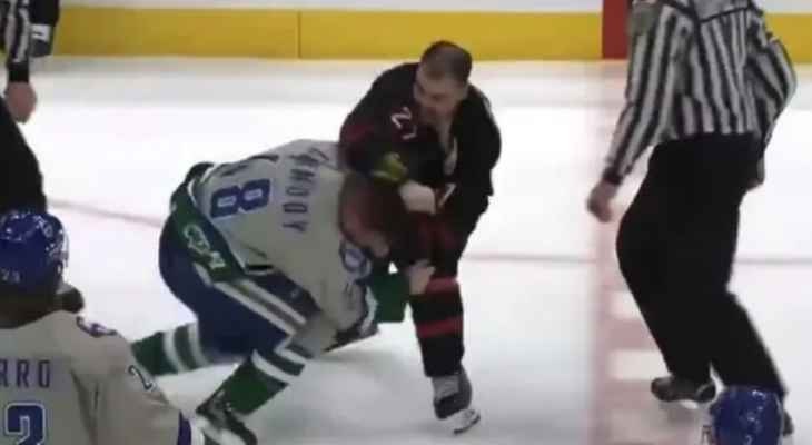 بالفيديو.. مباراة للهوكي تتحول الى حلبة ملاكمة