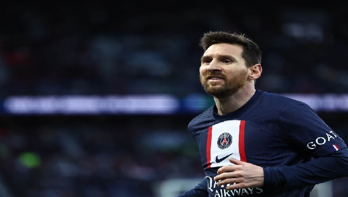 ميسي يعلق التجديد مع باريس على طلبين أخيرين