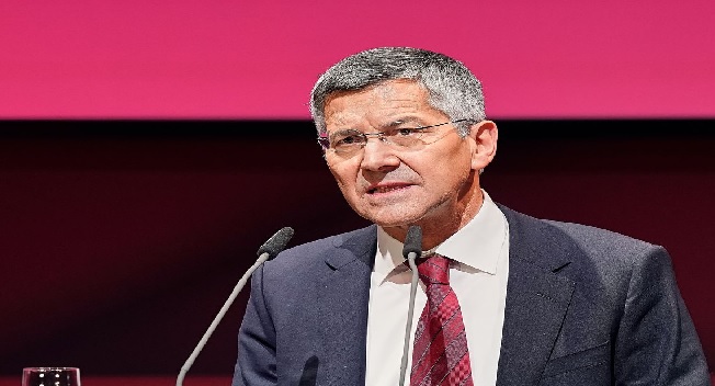 رئيس بايرن ميونخ يزيد الغموض حول مصير أوليفر كان