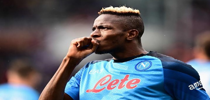 اوسيمين يطمئن جماهير نابولي.. هذا ما قاله لاحد الجماهير