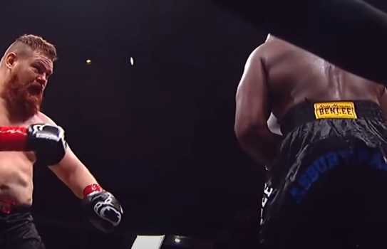 بالفيديو..”استعراض للقوة” مقاتل روسي يتصدى للكمات خصمه الأميركي