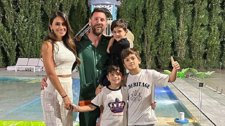 بالفيديو.. مشجع يروي كيف سمح له ميسي بدخول منزله