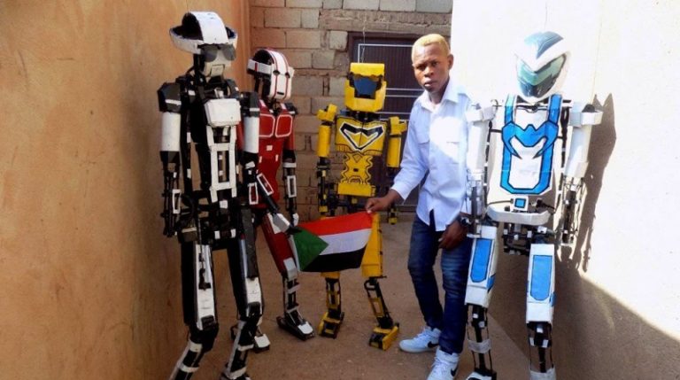 شاب سوداني يصنع روبوتات من النفايات الإلكترونية