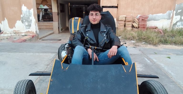 شاب مصري يصنع سيارة من الخردة