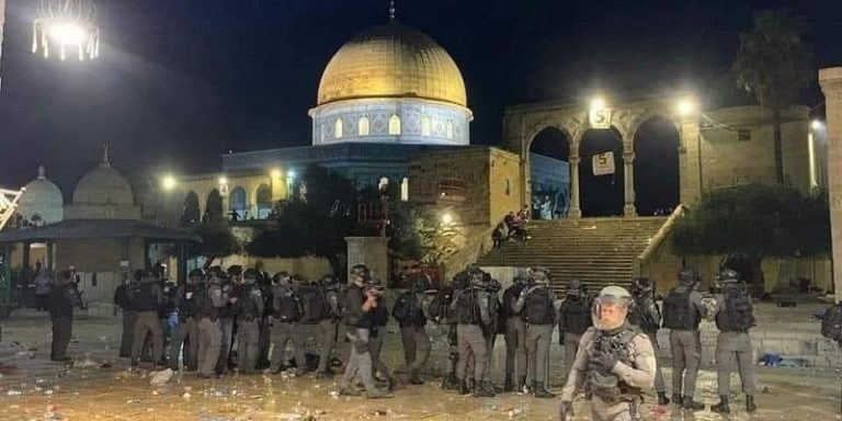 رغم تضييق الإحتلال.. 200 ألف مصل في “الأقصى” (فيديو)