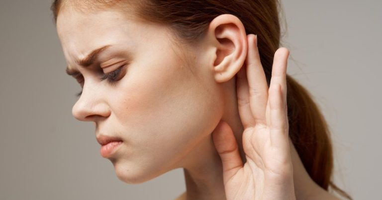 ما الأسباب التي تؤدي إلى ألم الأذن؟