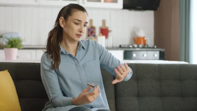 ما الذي يؤدي إلى “إزرقاق الأظافر”؟