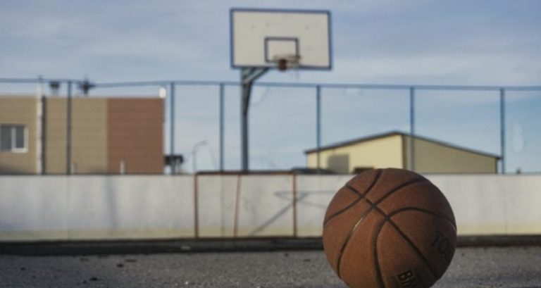 بسبب كرة.. حاول قتل طفلة وأبيها