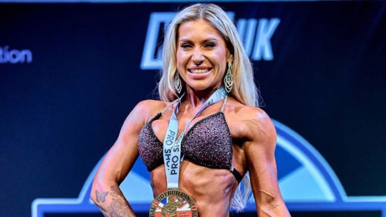 تركت دراسة القانون لتتحول إلى “عارضة بيكيني”