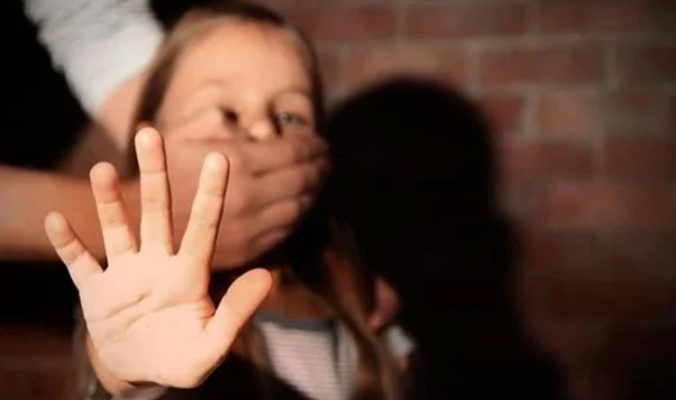 مات بقنبلة يدوية بعدما اعتدى على ابنته وقتلها مع شقيقتها