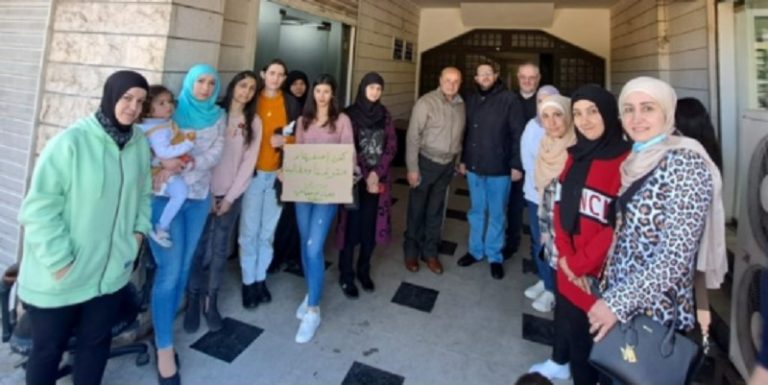 موظفو الضمان في النبطية يطالبون بقبض رواتبهم على دولار 60 ألفاً