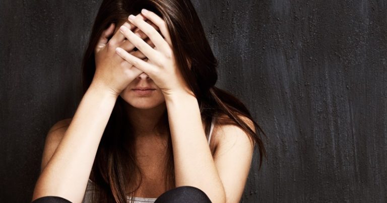 البكاء يساعد العين.. كيف يؤثر على الرموش؟