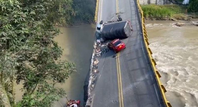 بالفيديو.. ضحايا بإنهيار جسر في كولومبيا