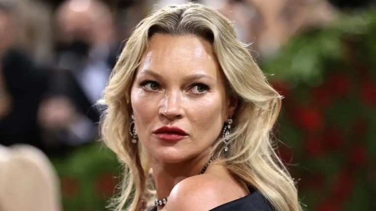 بالصور.. كيت موس تتألق بفساتينها وماكياجها