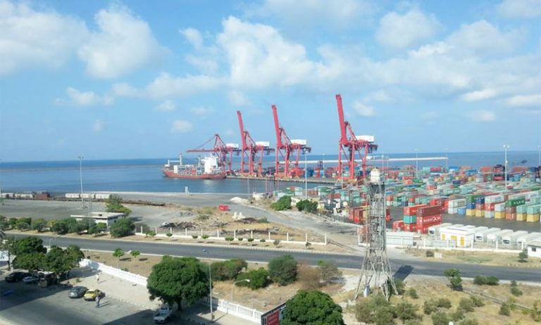 سفينة صينية تحمل 57 وحدة سكنية تصل إلى مرفأ اللاذقية