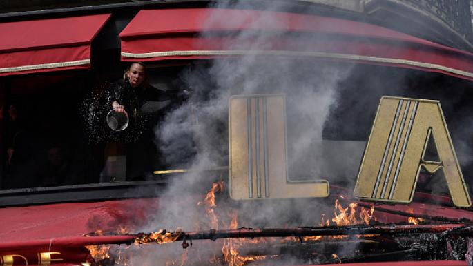 بالفيديو.. إحراق المطعم المفضل لدى ماكرون