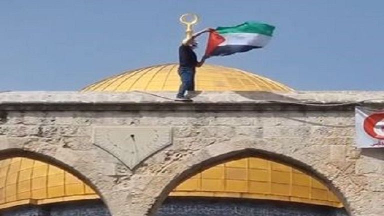 بالفيديو: لحظة رفع العلم الفلسطيني فوق المسجد الأقصى