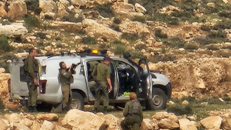 جنود العدو يعتدون على رعاة الماشية شرق بيت لحم