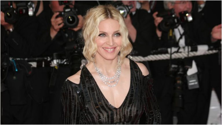 أصغر منها بـ 35 عاما.. إطلالة لمادونا مع حبيبها الجديد