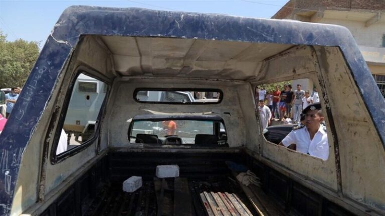 بالصور.. خلع ملابسه وسار بالشارع