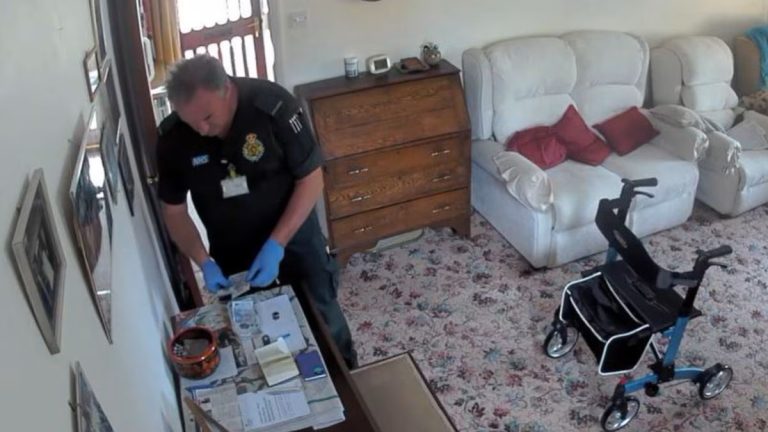 فيديو صادم.. مسعف يسرق إمرأة عجوز بعد وفاتها